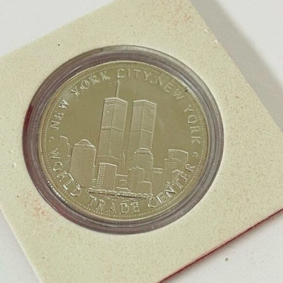 WORLD TRADE CENTER "FALLEN HEROES NEVER FORGOTTEN" COMMEMORATIVE MEDALLION. 2001 - Picture 1 of 4